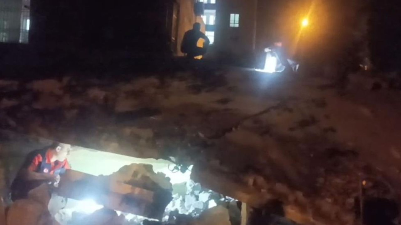 Batman'da korku dolu anlar: 2 katlı bina bir anda çöktü!