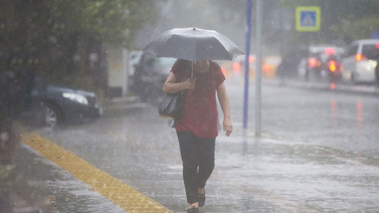 Dikkat sıcaklıklar 6 derece birden düşüyor! İstanbul güne yağmurla başladı