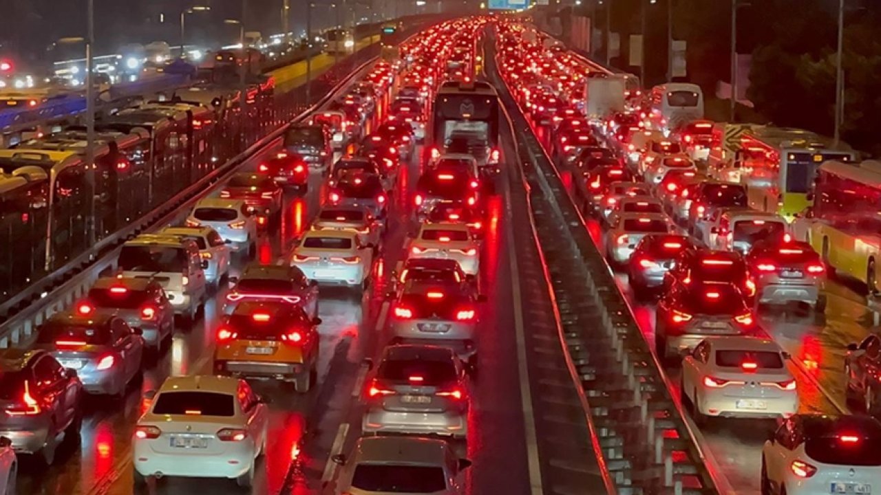 İstanbul'da trafik yine felç: Durma noktasına geldi!