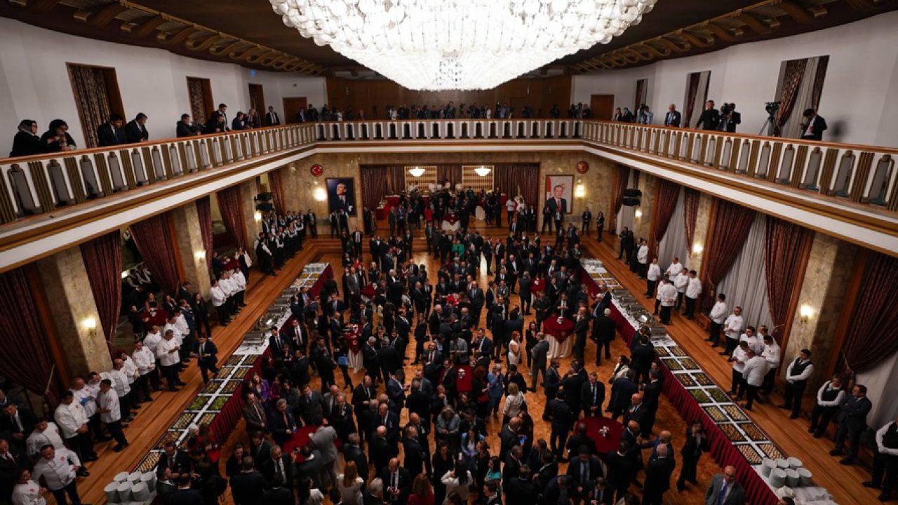 TBMM açılış resepsiyonu... Cumhurbaşkanı Erdoğan partilileri kabul etti!