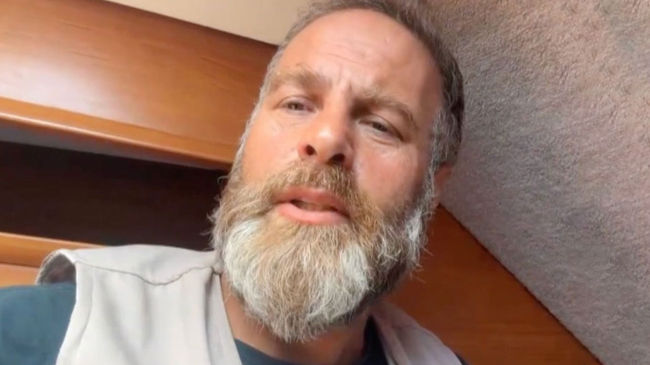 Müdahale edilmeyen tek gemideki Türk aktivist Özdemir bölgedeki son durumu canlı yayında gösterdi!