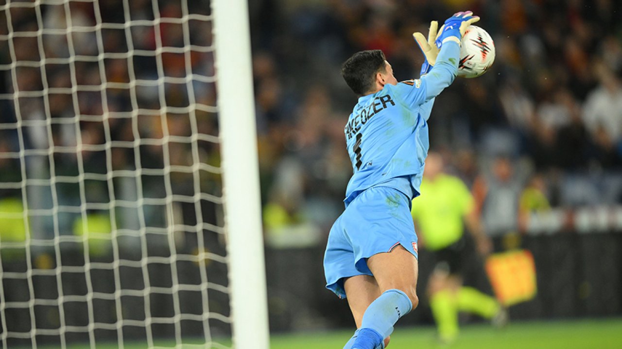 Berke Özer'den tarihe geçen performans: 3 kez penaltı kurtardı, Lille'e kazandırdı!