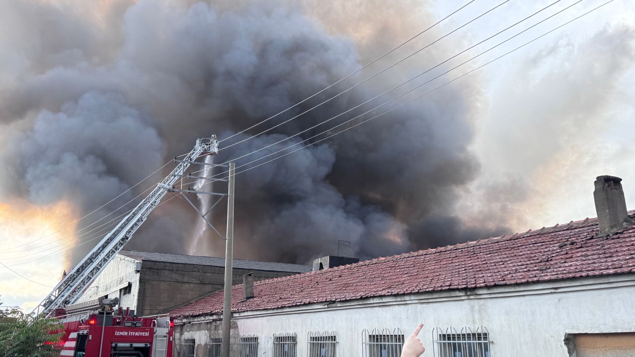 İzmir'de korkutan depo yangını: Zaman zaman patlamalar oluyor