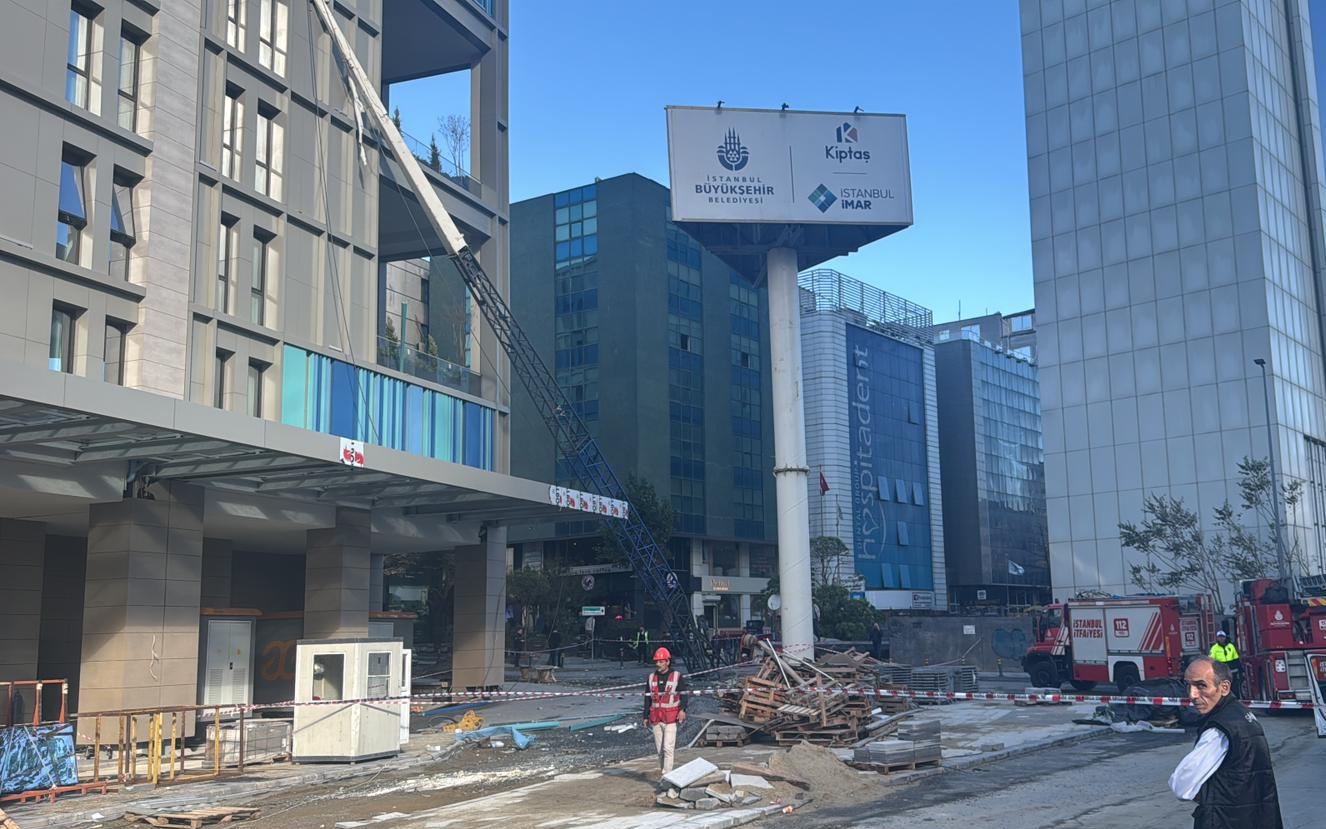 Rezidans inşaatında korkutan kaza: Vinç kız yurdunun üzerine devrildi!