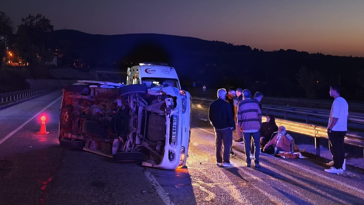 Alkollü sürücü minibüse çarpıp kaçtı: 5'i çocuk 9 kişi yaralandı