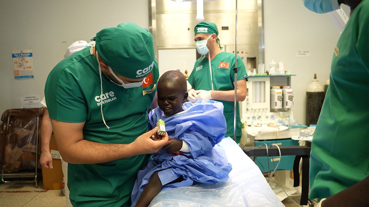 Çare doktorları, Ugandalı hastalar için geri dönüyor