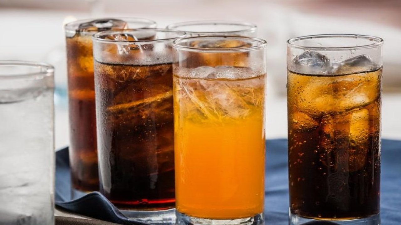 Şekerli ve diyet içeceklerdeki sessiz tehlike: Tek bir kutu gazlı içecek ölümcül hastalık riskini artırıyor!