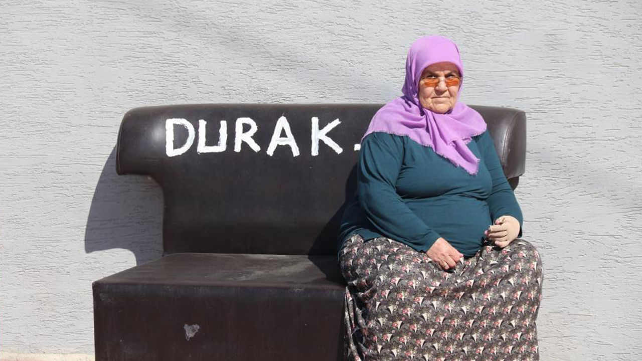 Belediye otobüs durağına oturak koymayınca çareyi böyle buldular!