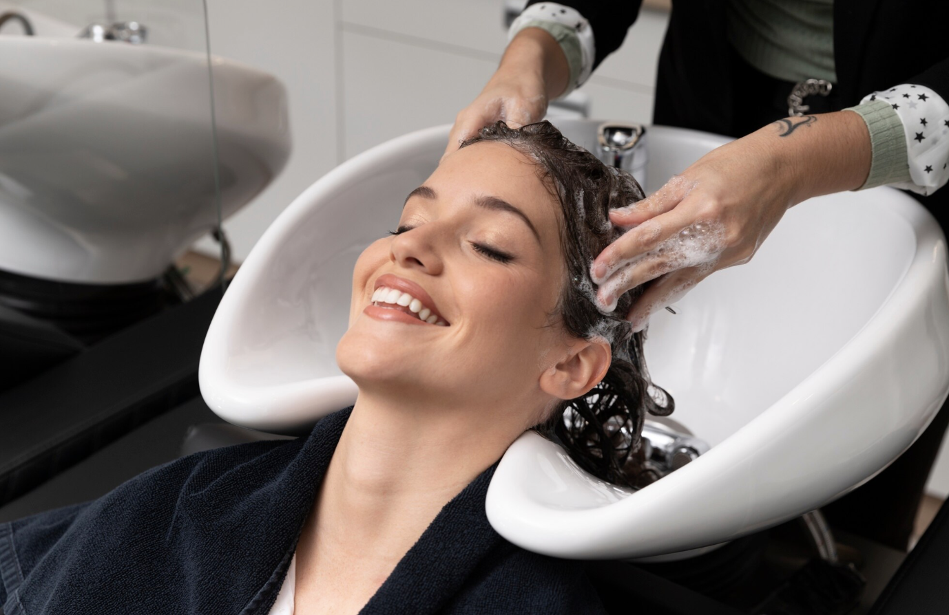 Kuaför lavabosunda saç yıkamanın ciddi tehlikesi ortaya çıktı: Rahatlatmıyor, felç bırakıyor!