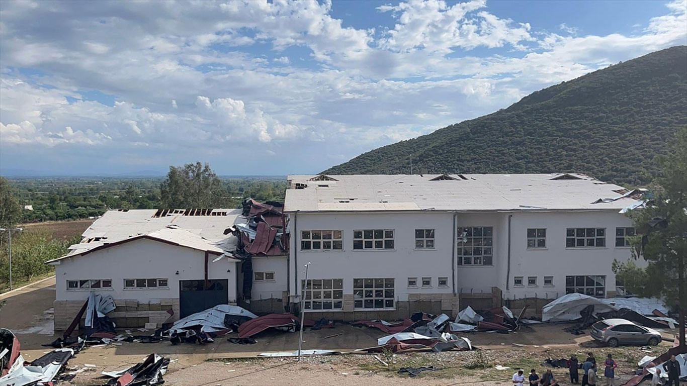 Öğrenciler derste olmasa facia yaşanacaktı: Fırtına okulun çatısını uçurdu!