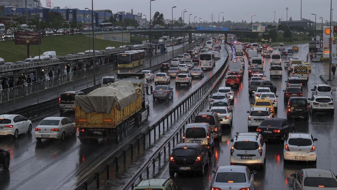 Yağmur İstanbul trafiğini resmen kilitledi!