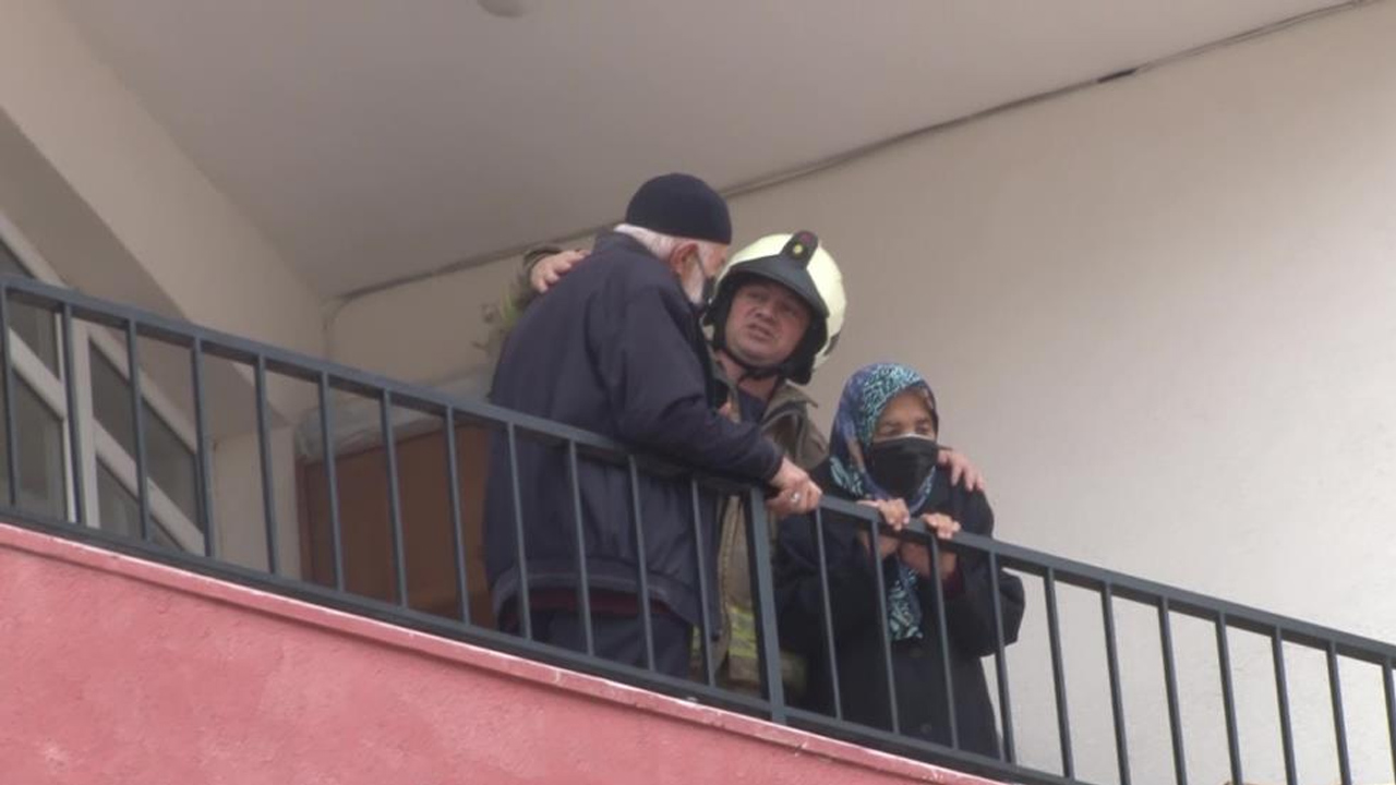 Ümraniye'de korkutan yangın! Yaşlı çift itfaiye tarafından kurtarıldı