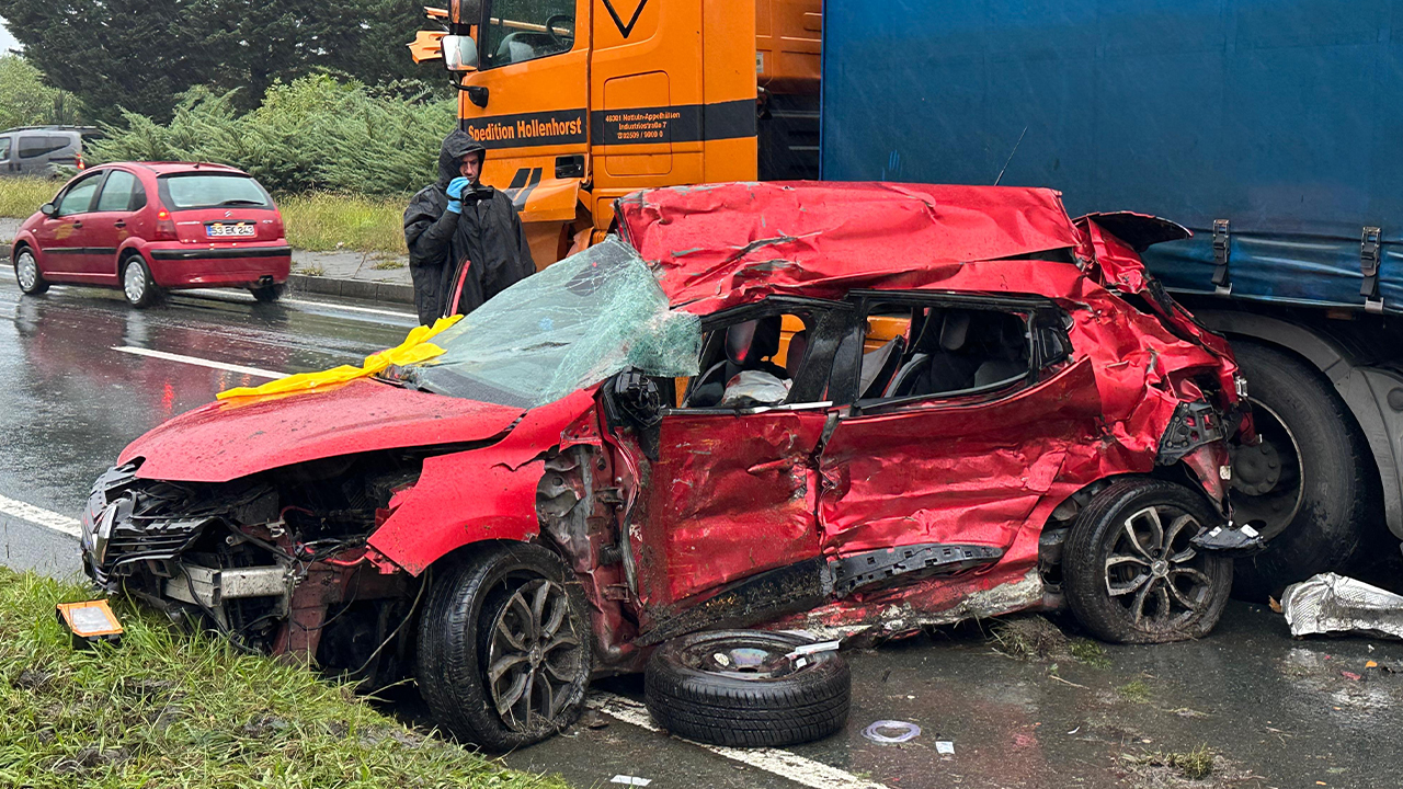 Rize'de feci kaza: Otomobil refüjü aştı, 3 kişi hayatını kaybetti