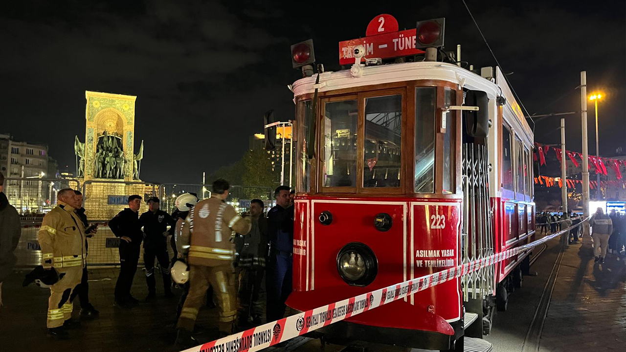 Taksim'deki nostaljik tramvayda korkutan yangın: Yolcular tahliye edildi
