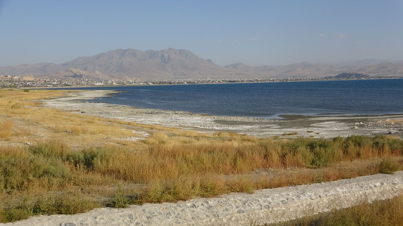 Çekilme 3 kilometreye ulaştı, gölün şekli değişti: Van Gölü alarm veriyor