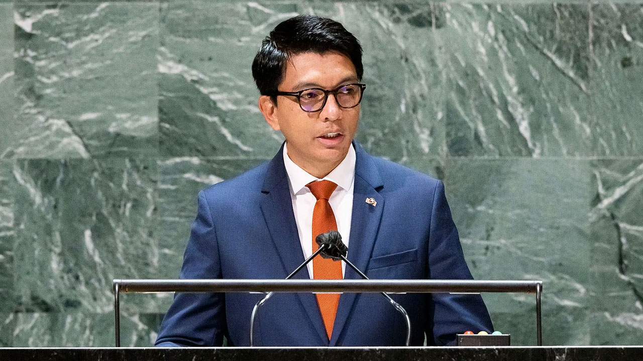 Hükümet karşıtı protestolar arttı: Cumhurbaşkanı ülkeden kaçtı!