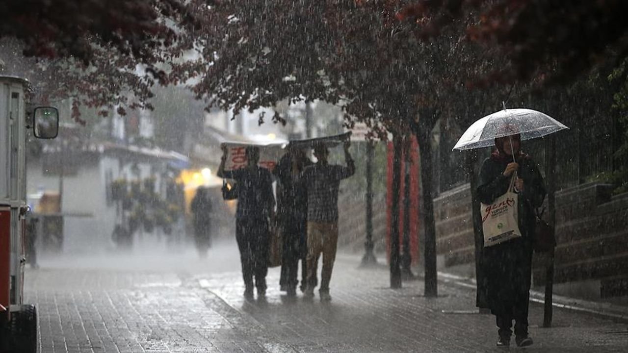 Sıcaklıklar düşüyor: İstanbul sağanak yağışın etkisi altına girecek!