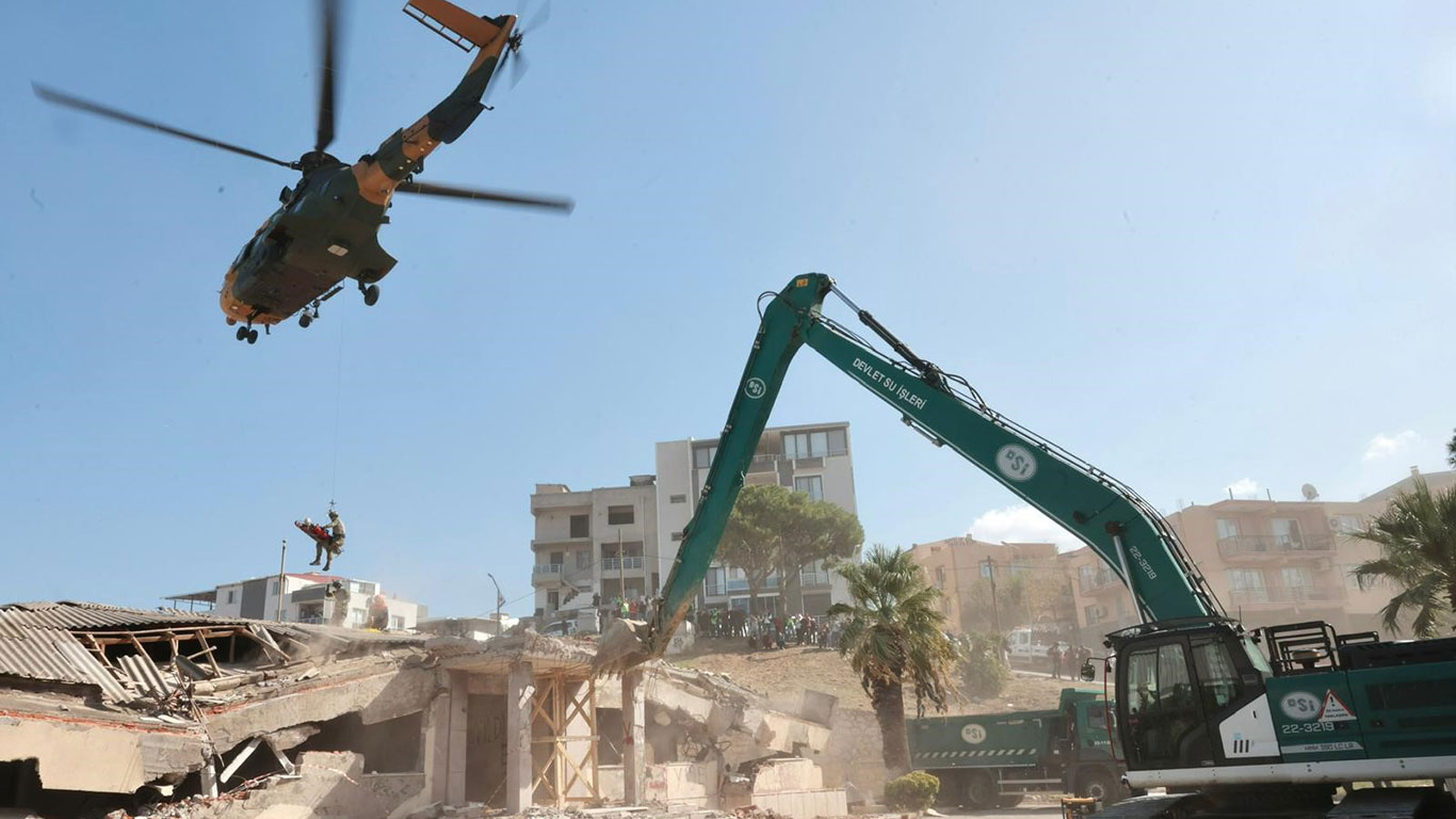 6.6 büyüklüğünde deprem tatbikatı: İzmir'de 1299 personel, 230 araç ve ekipman katıldı