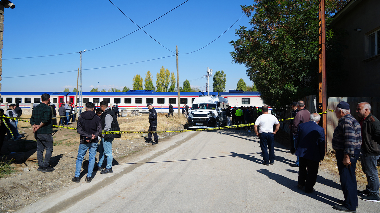 Muş'ta hemzemin geçitte korkunç kaza: Öğrenci servisine tren çarptı, 17 öğrenci yaralı