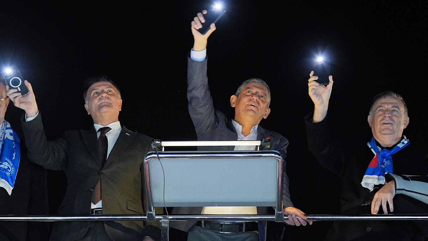 Özgür Özel İstanbul'da: Kredi kartı borçlarının tamamını sileceğiz