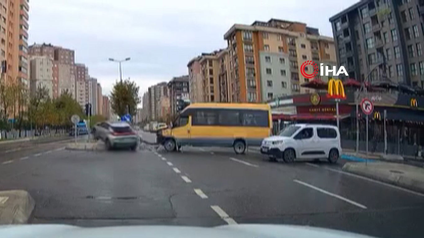 Kırmızı ışıkta geçti, faciaya neden oluyordu: Yolcu minibüsüne böyle çarptı!