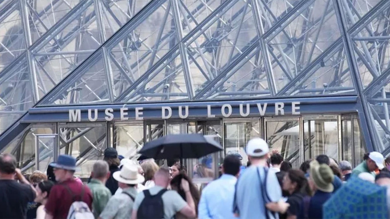 Louvre Müzesi’nde soygun: Paha biçilemez tarihi mücevherler çalındı