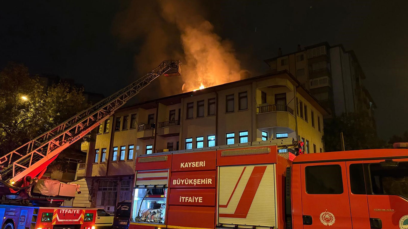 Kavga ettiği eşi eve almayınca sinirlenip binayı ateşe verdi!