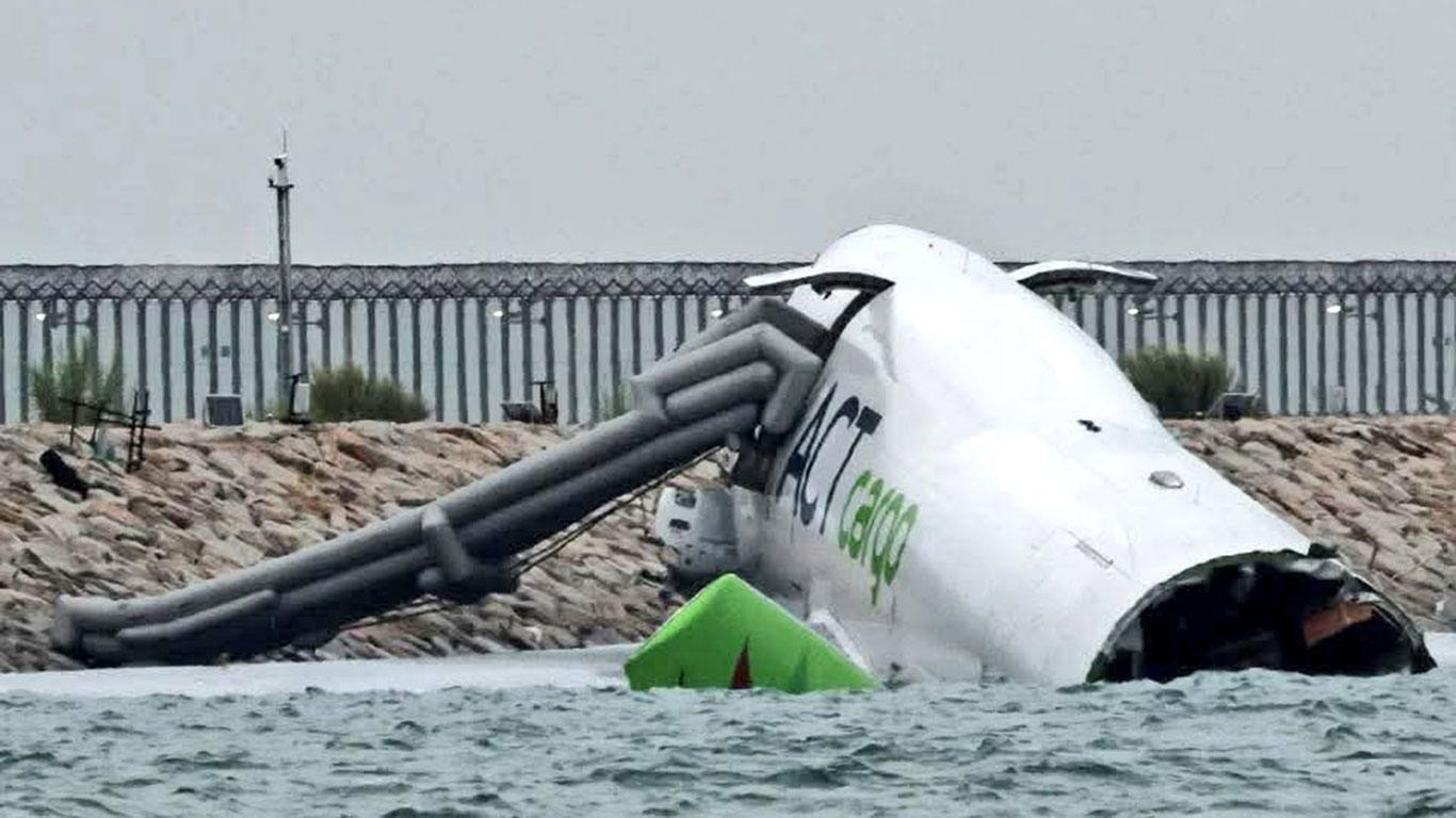 Pistten çıkan kargo uçağı denize sürüklendi: İki kişi hayatını kaybetti