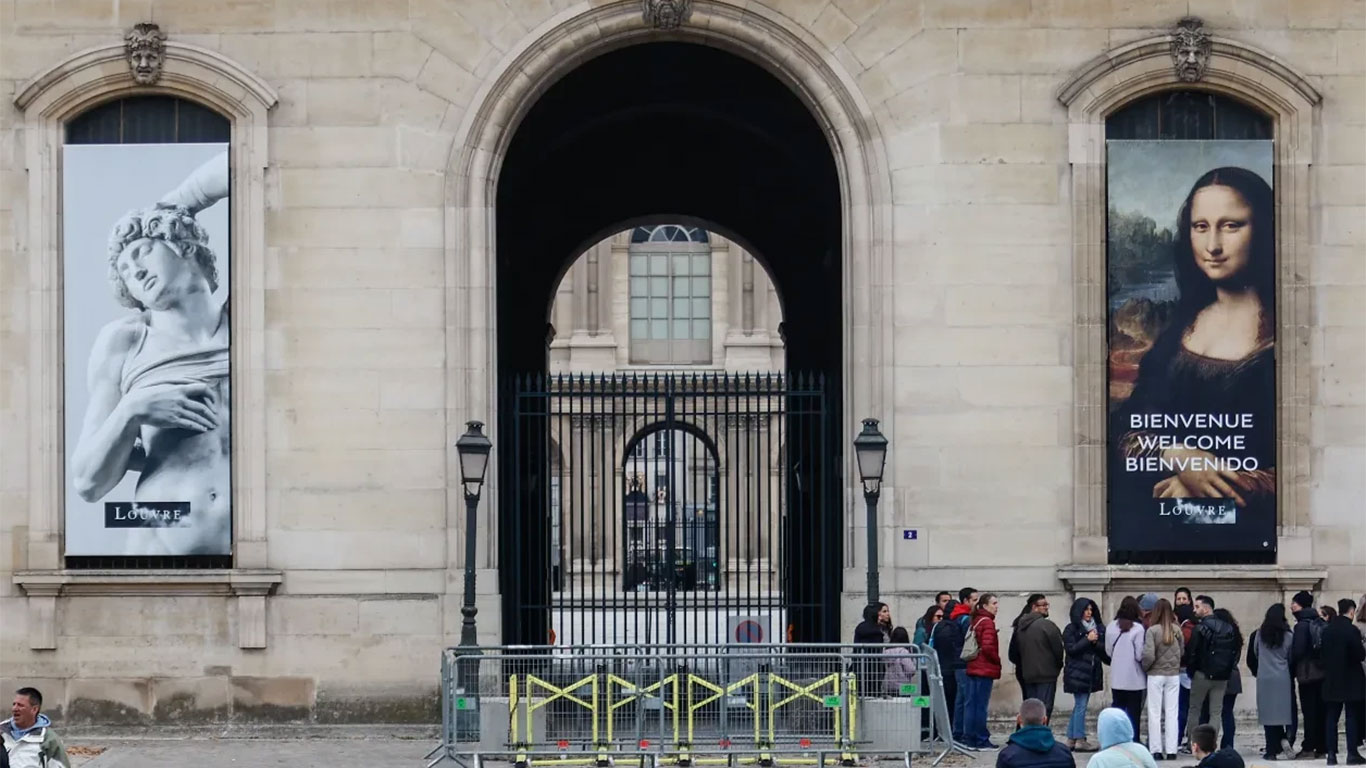Louvre Müzesi soyuldu! Hırsızlar çaldıkları mücevherlerden biri düşürmüş