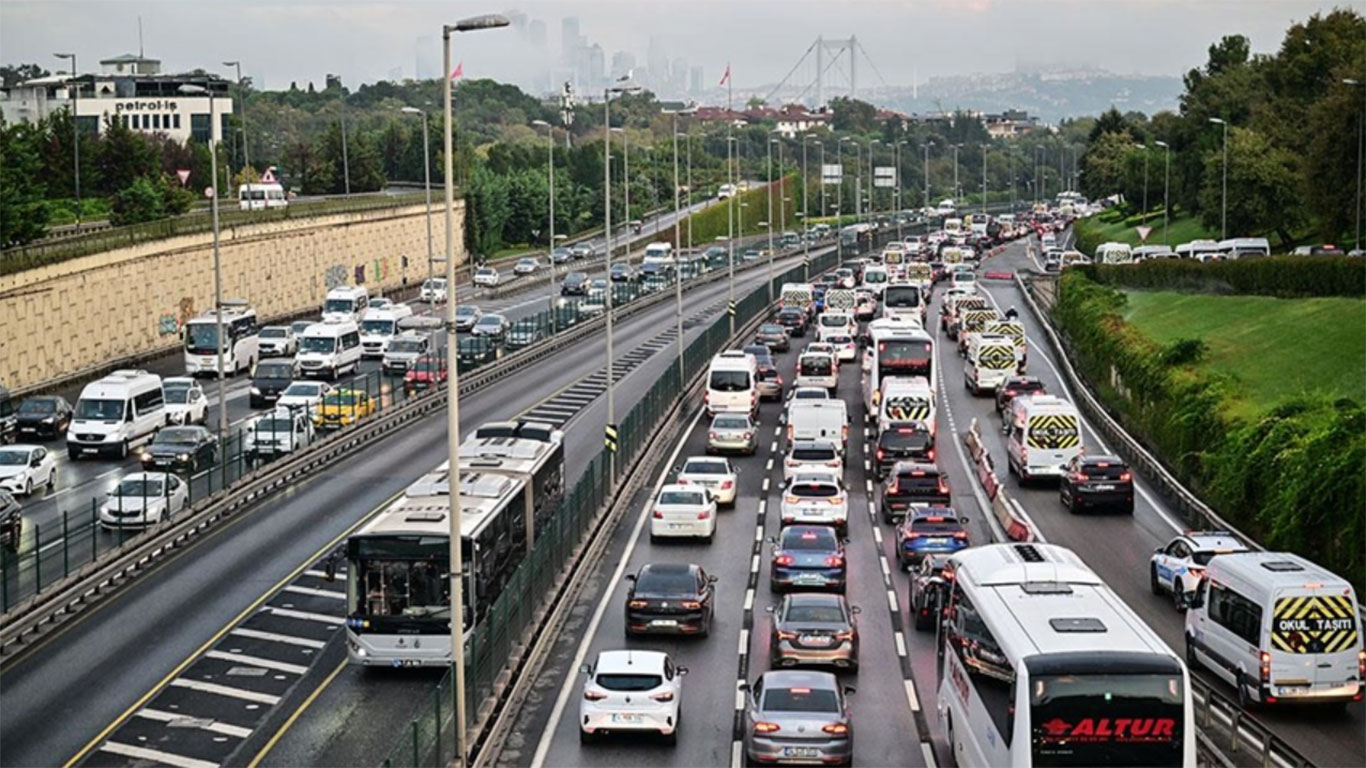 İstanbul trafiğinde haftanın ilk iş günü yoğunluğu: Yoğunluk yüzde 70'in üzerine çıktı