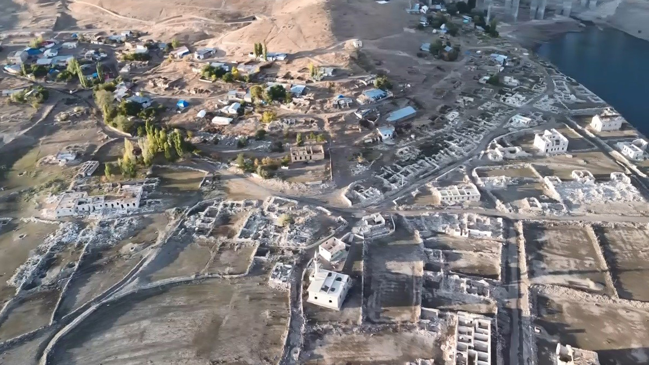 Karakurt Barajı’nda su seviyesi düştü: Eski köy kalıntıları gün yüzüne çıktı