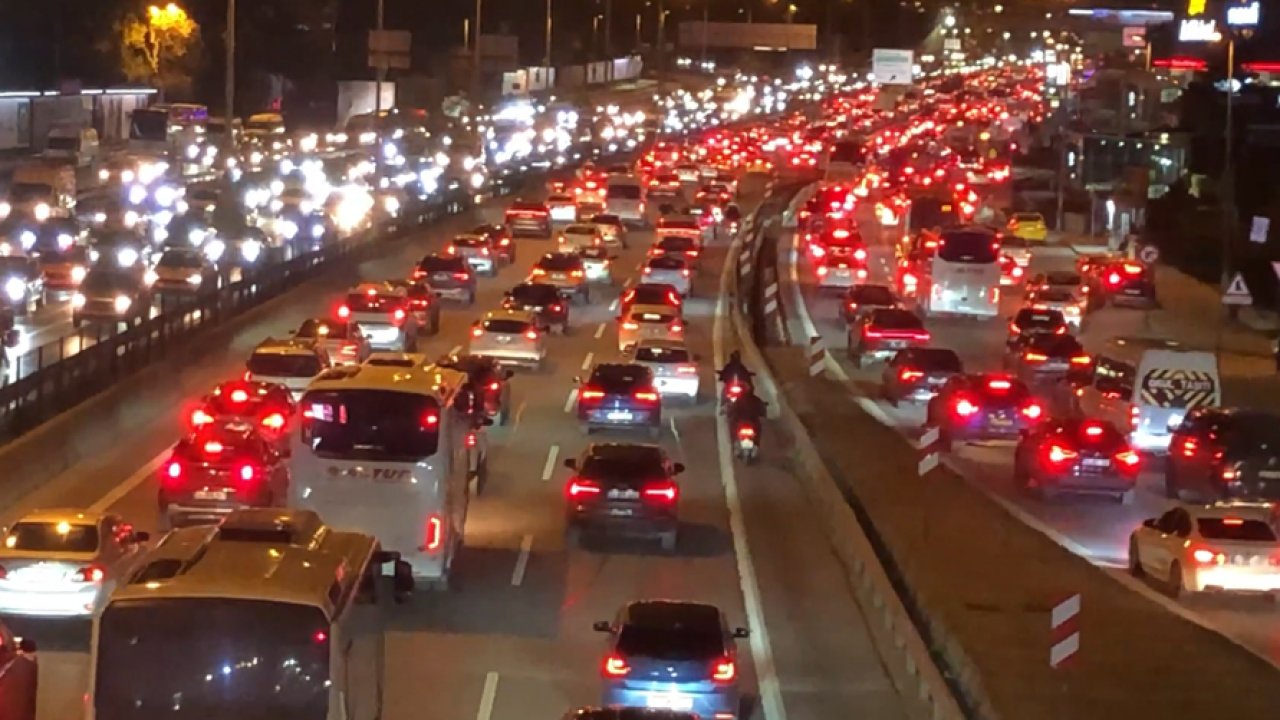 Haftanın ilk akşamında İstanbul'da trafik yine kilitlendi!