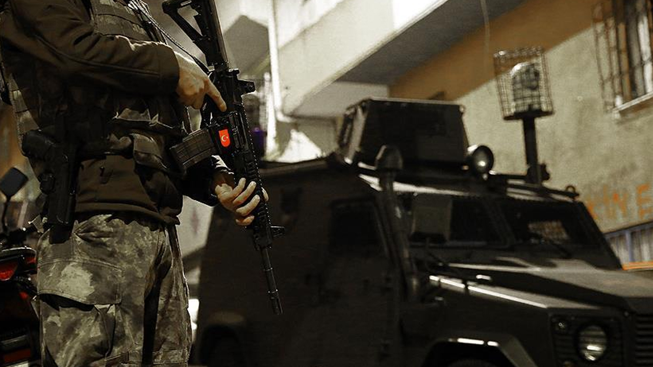 Adana'da DEAŞ operasyonu: 19 şüpheli gözaltına alındı, çok sayıda materyal ele geçirildi