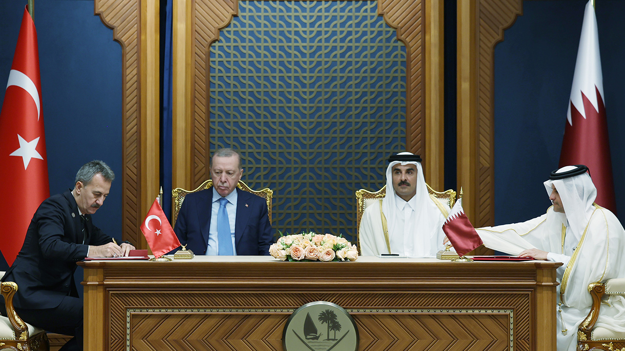 Cumhurbaşkanı Erdoğan'dan Katar'da diploması trafiği!