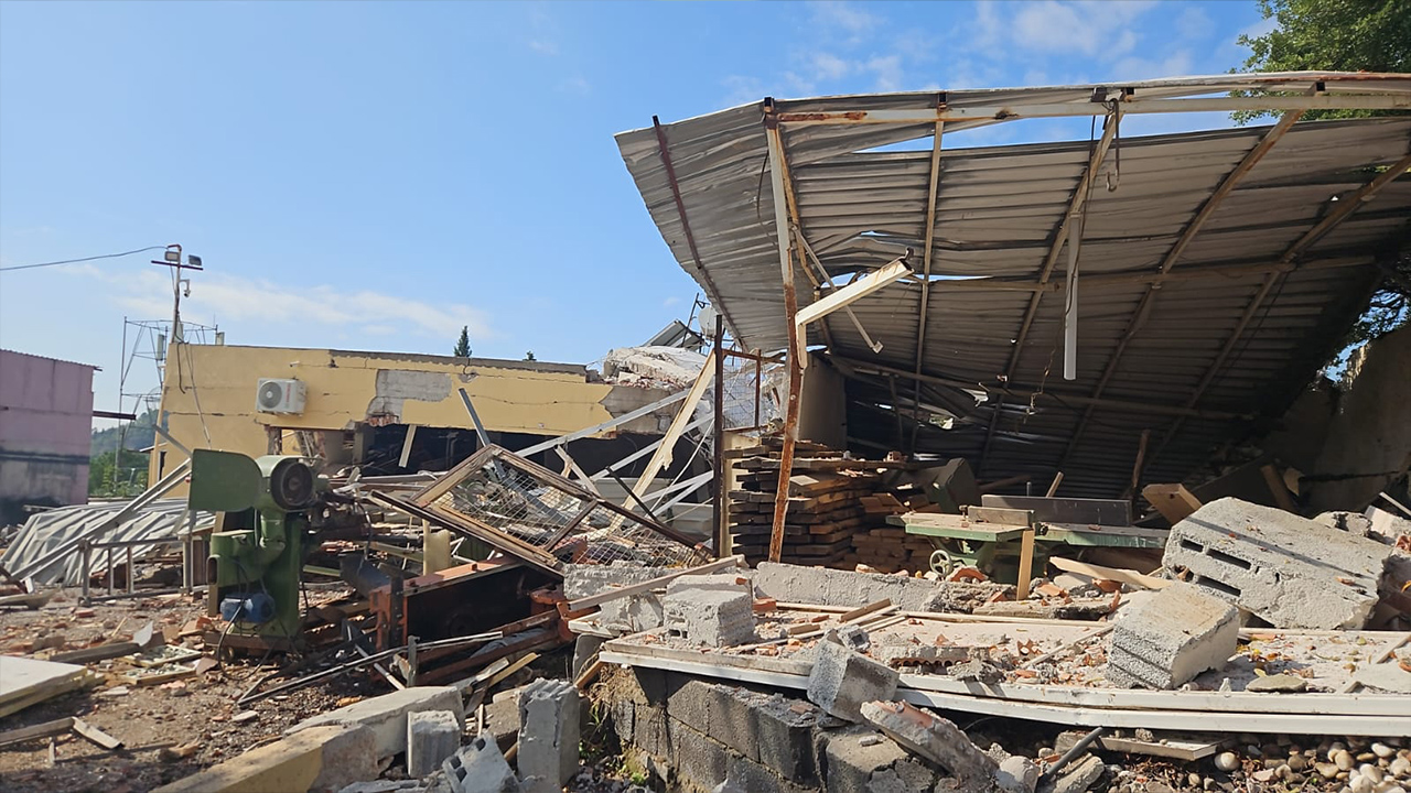 İzmir'de tüp bomba gibi patladı! Tek katlı ev tamamen çöktü, 1'i ağır 2 yaralı