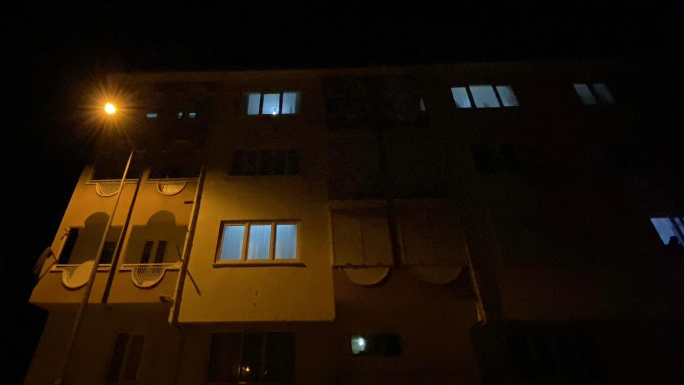 Deprem oluyor sandılar! Gece yarısı büyük panik: Evin asma tavanı üzerlerine çöktü