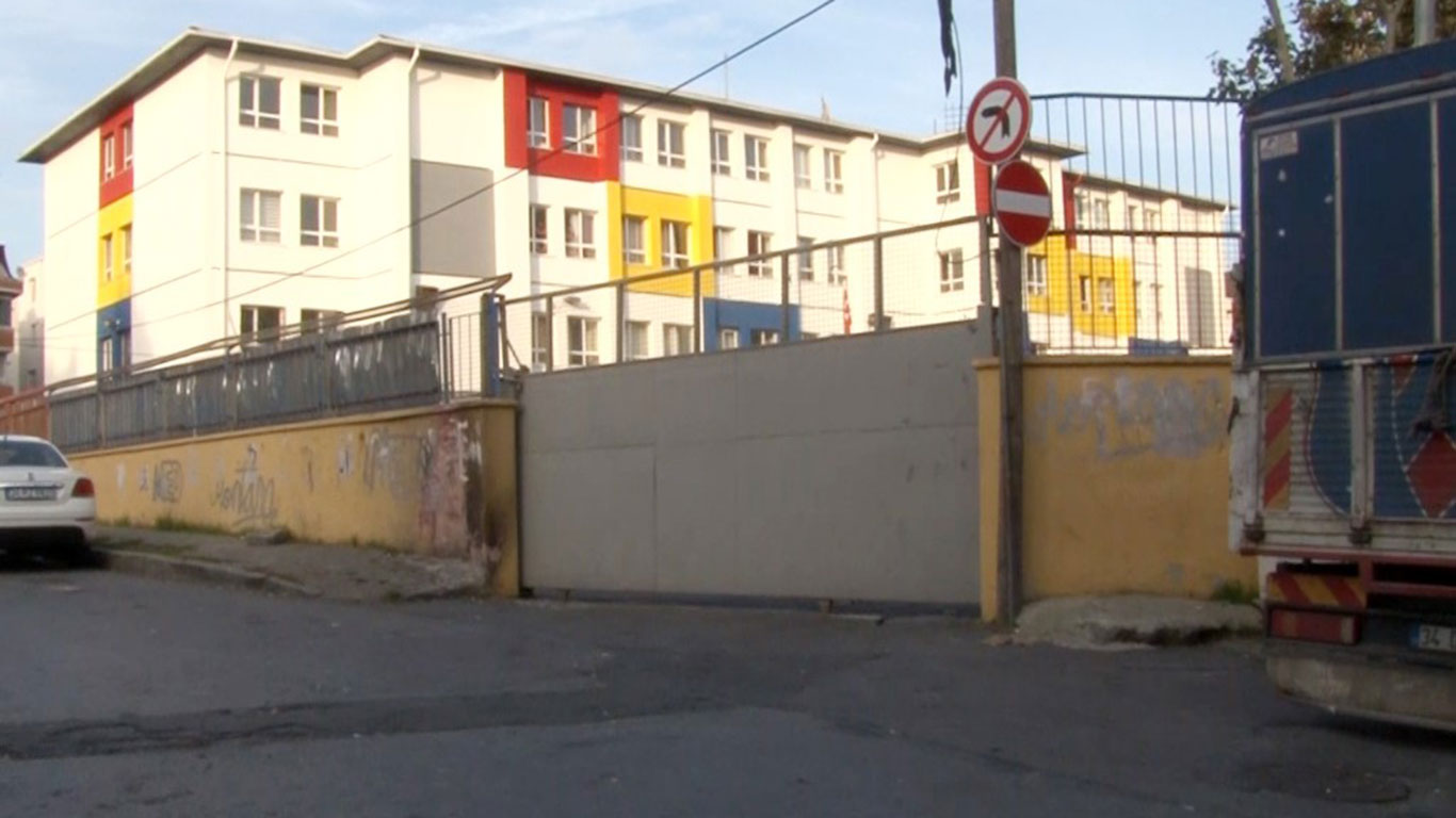 İstanbul'da ilkokulda korkunç olay: Demir kapı öğrencilerin üzerine düştü, yaralılar var
