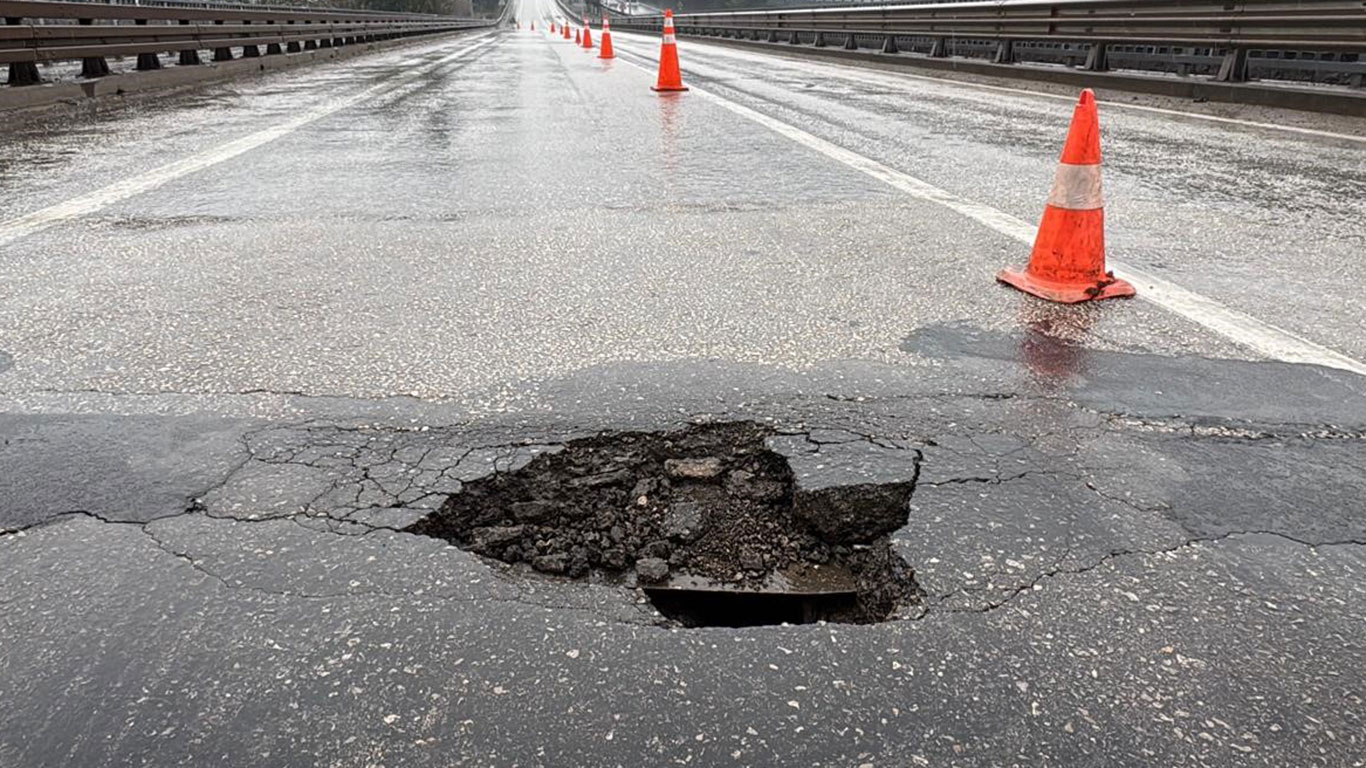 Köprünün girişinde çatlaklar oluştu: Sürücüler için tehlike oluşturuyor