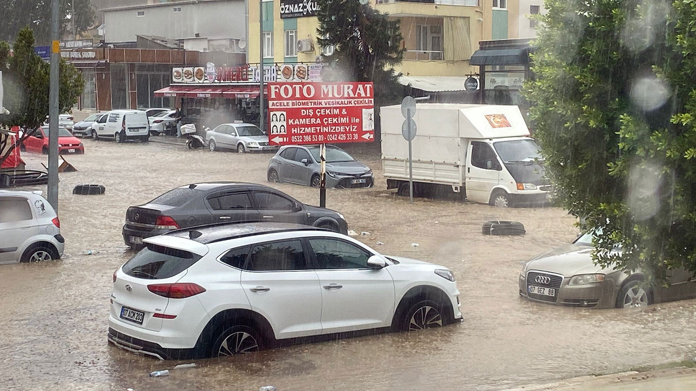 Sağanak yağış hayatı felç etti: Yolları göle çevirdi