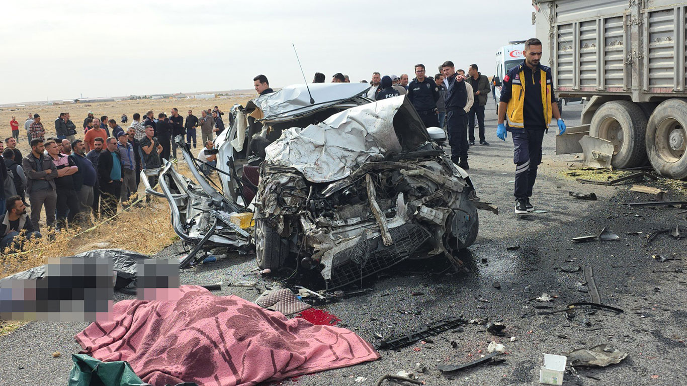 Kamyonun altına giren araçta 3 kardeş can verdi: Katliam gibi trafik kazası