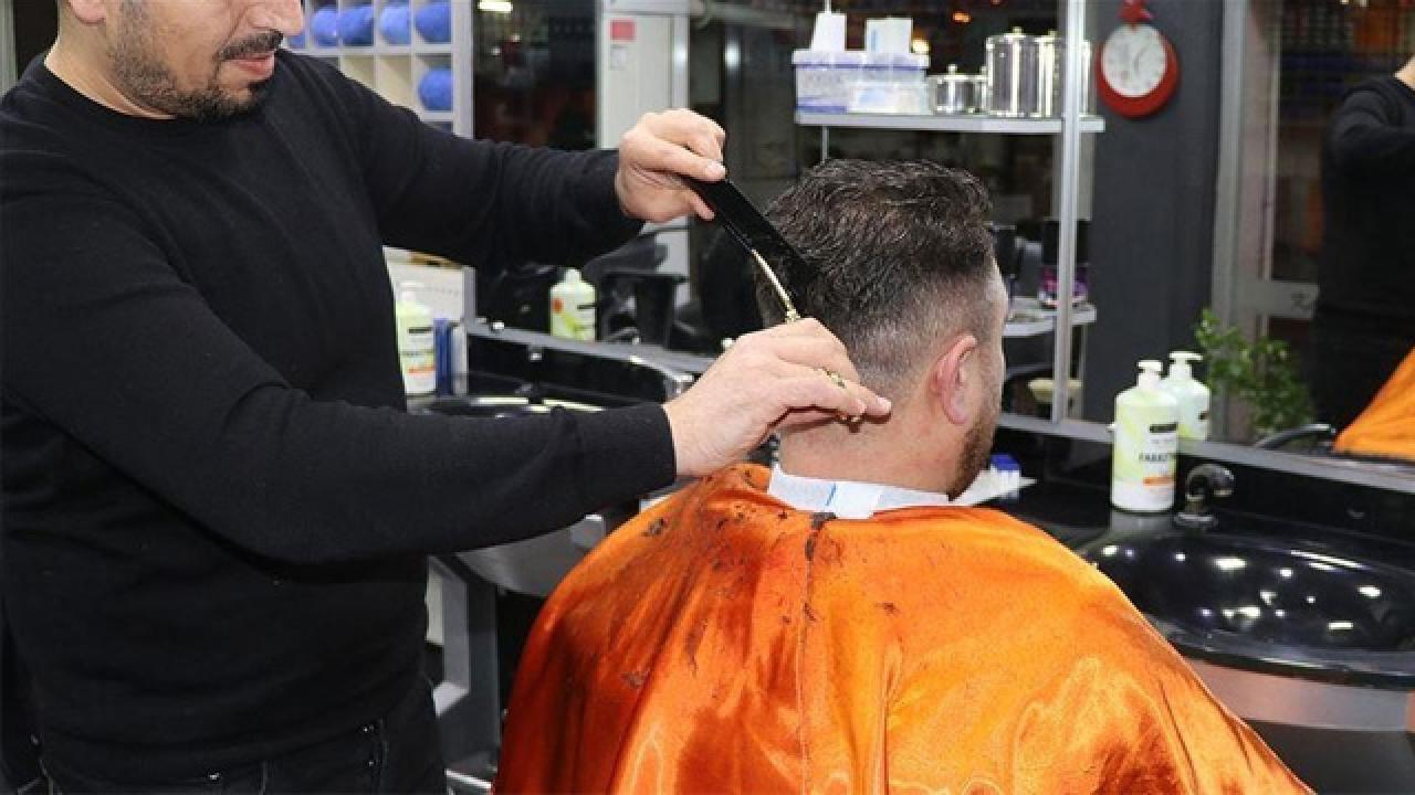 Çaldığı şarkı pahalıya mâl oldu: Berbere müzik telifi nedeniyle 6 bin lira ceza kesildi