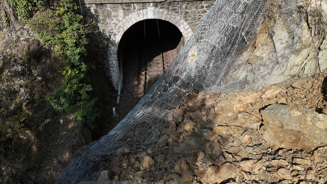 Heyelan nedeniyle tren seferleri durduruldu