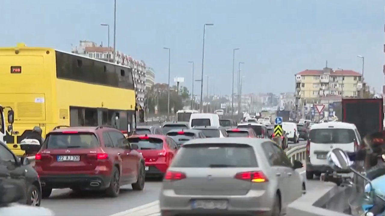 İstanbul'da sağanak alarmı: Trafik kilitlendi!