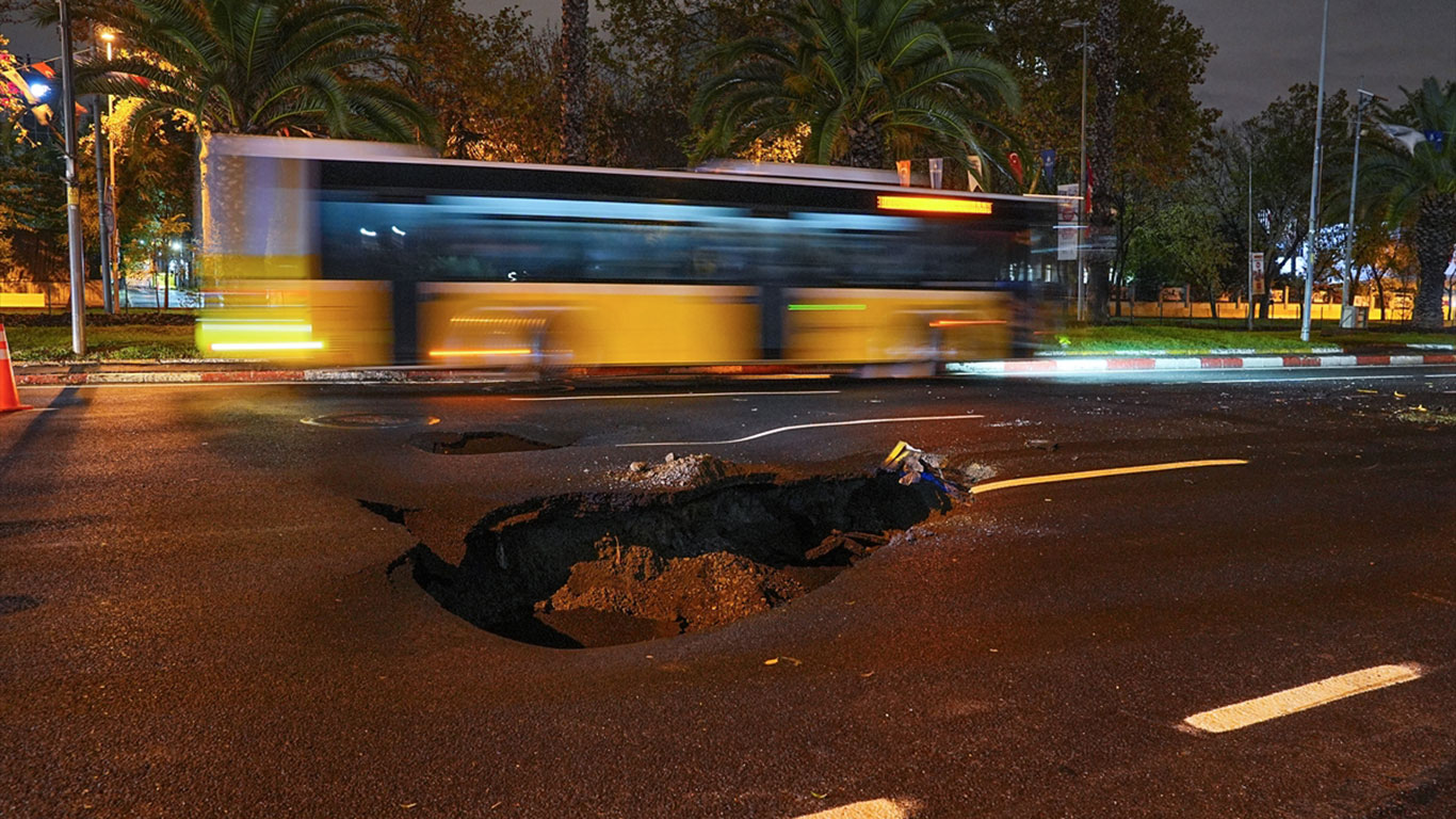 Megaköy İstanbul! Geceden beri süren sağanak sonrası Vatan Caddesi'nde yol çöktü