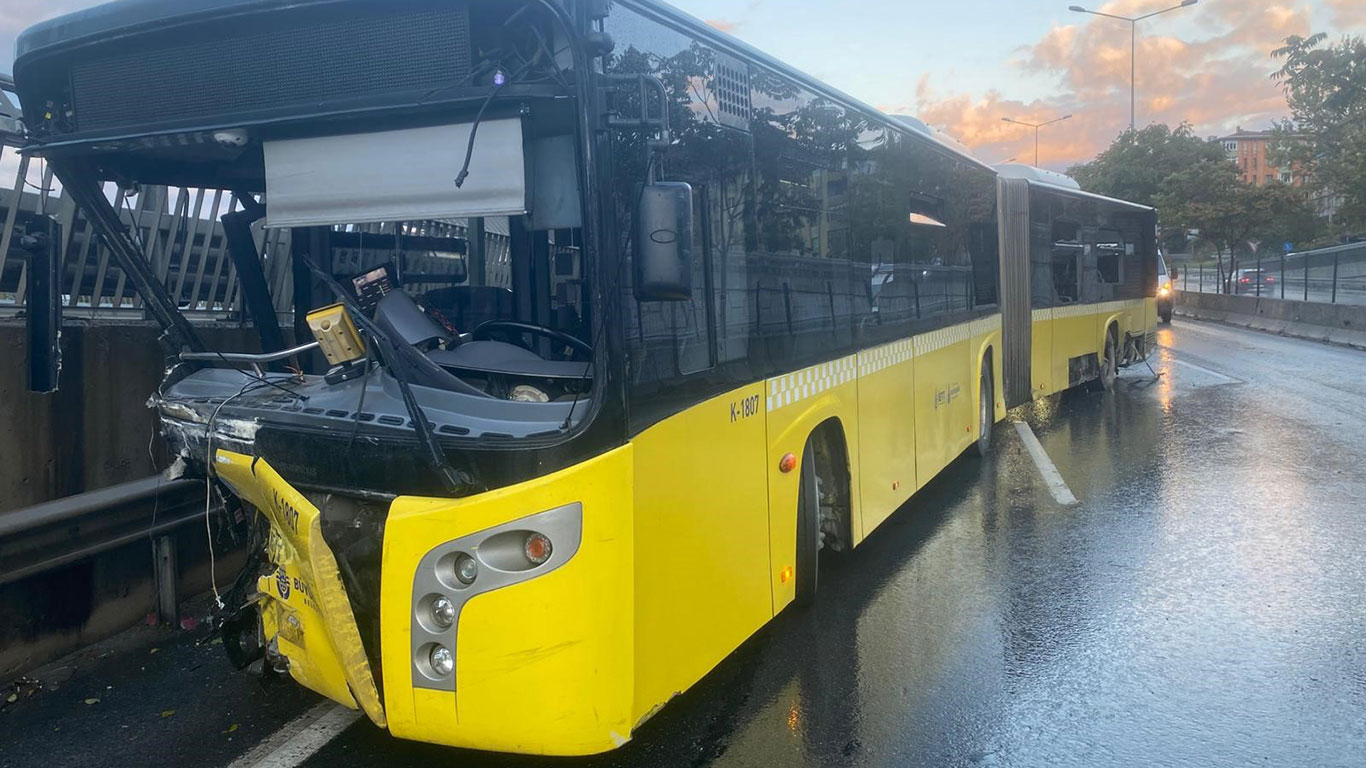 İETT otobüsü bariyere saplandı: 2 kişi yaralandı, şoför alkollü çıktı!