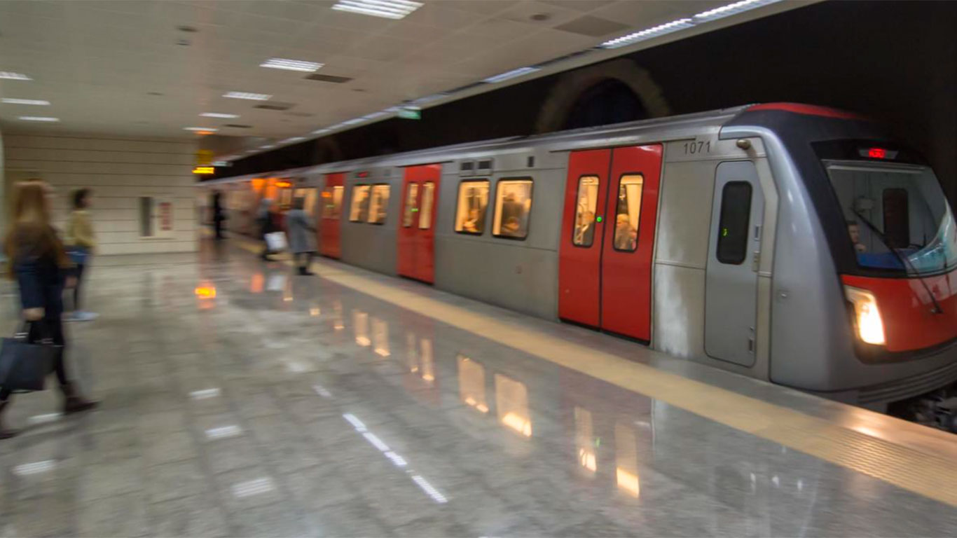 Metroda büyük panik! İstasyondan duman yükseldi, seferler durduruldu