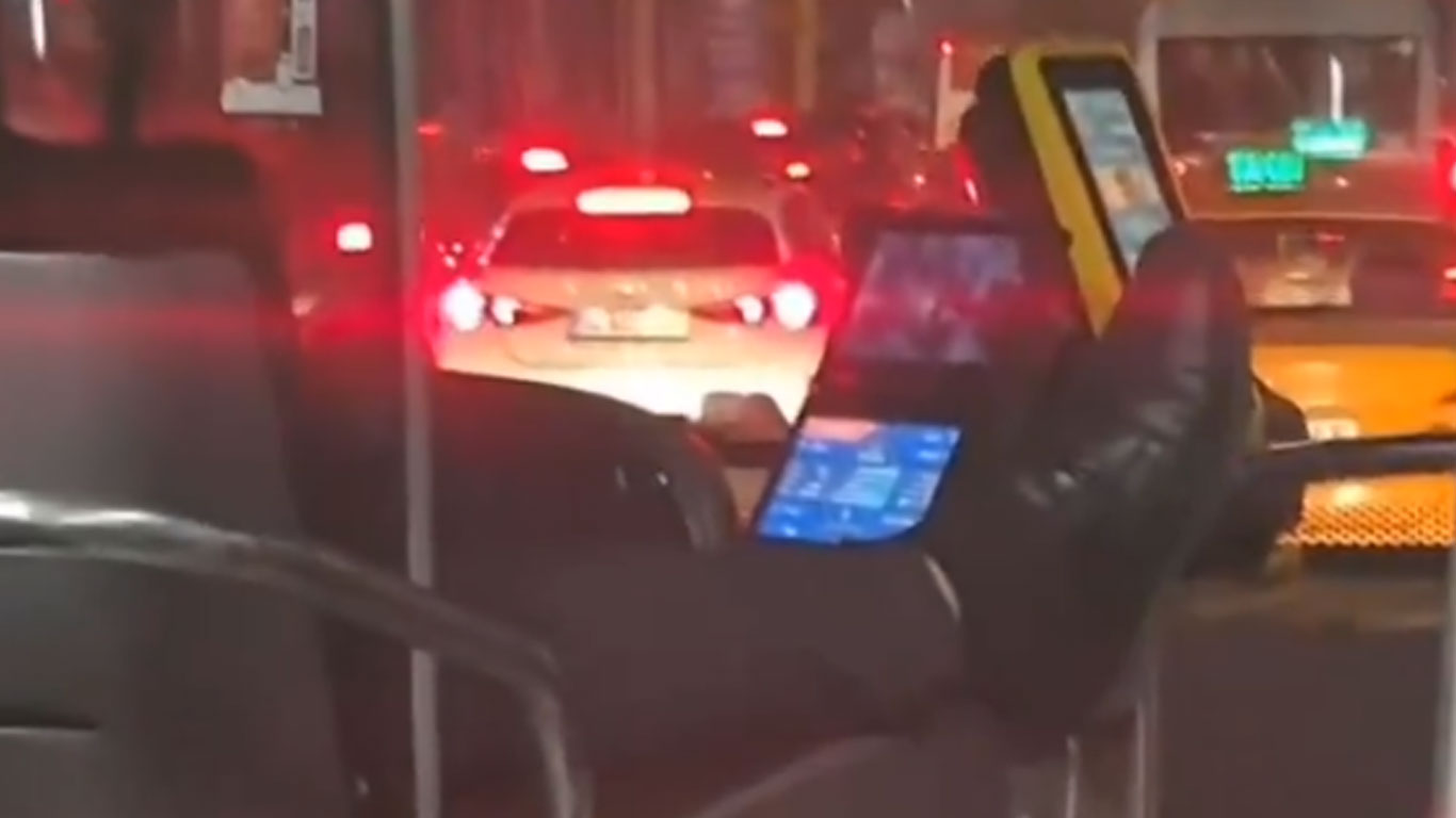 İETT otobüsü şoföründen skandal hareket: Ayağını uzatıp araç kullandı