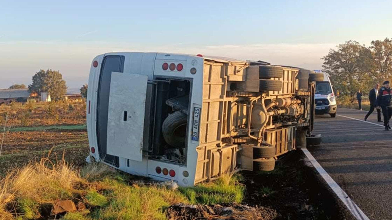 İşçileri taşıyan servis devrildi, faciadan dönüldü: 23 kişi yaralandı