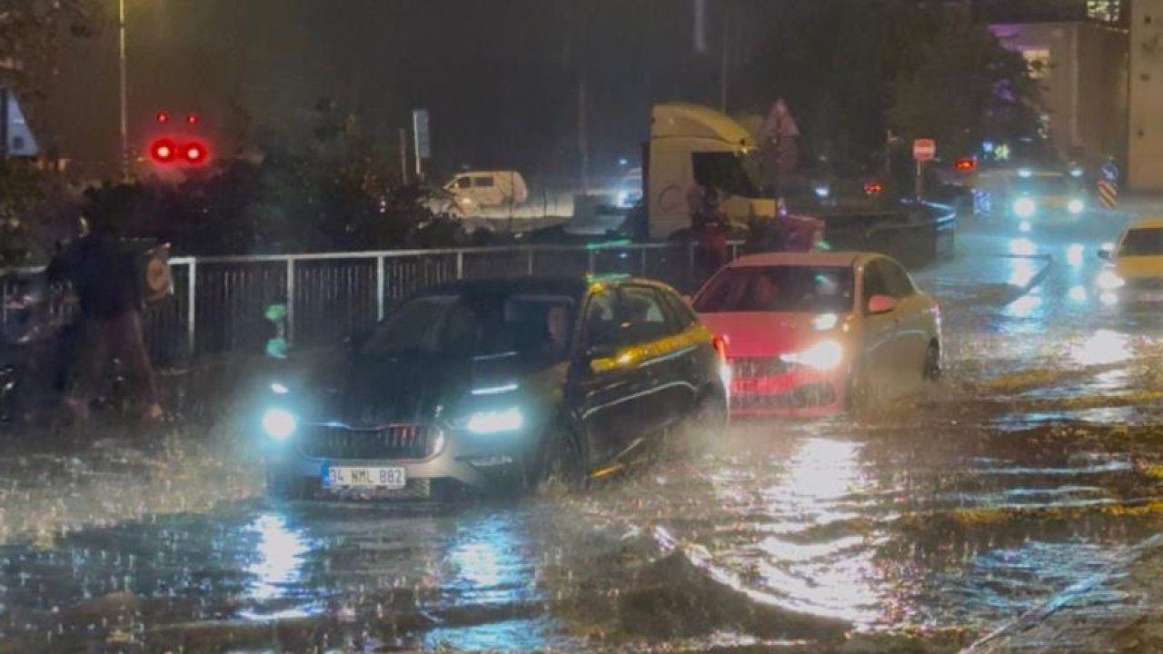 İstanbul'da sağanak etkili oldu: Caddeler göle döndü, trafik kilitlendi!