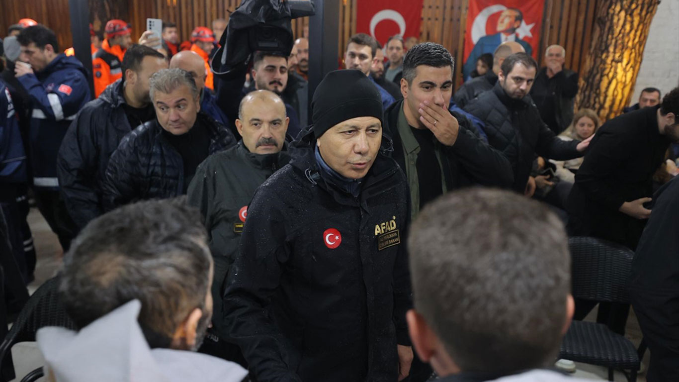 Bakan Yerlikaya Sındırgı'da: Devlet tüm kurumlarıyla sahada